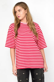 Het kleurrijke gestreepte T-shirt