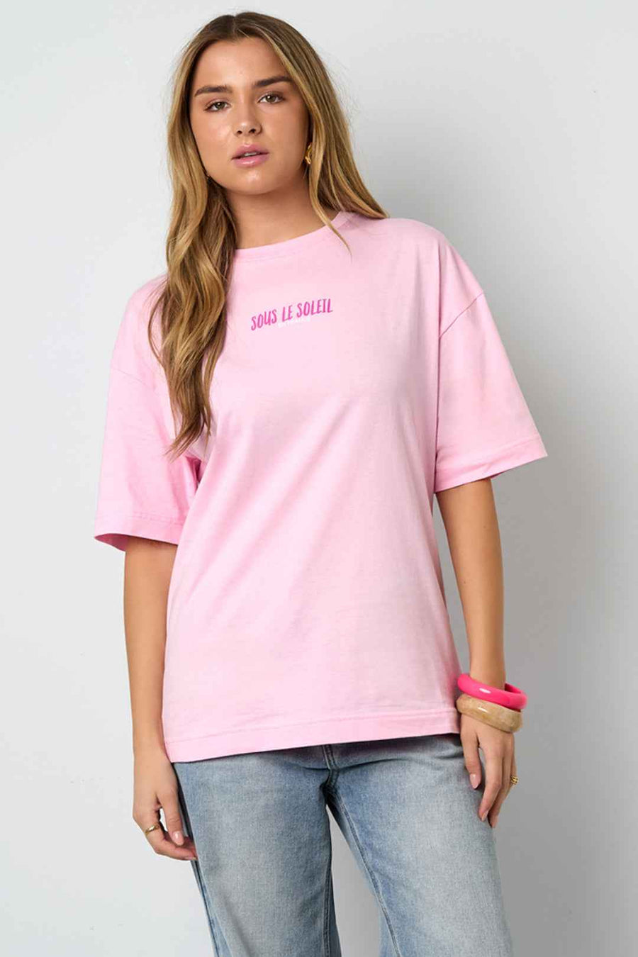 Dames T-shirt “Sous Le Soleil” – Roze & Lichtblauw Katoen