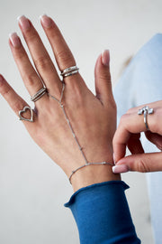Hand chain met steentjes